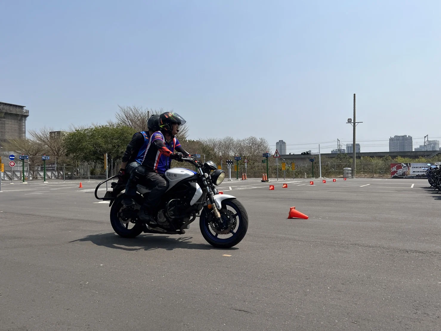 台中重機考照 駕訓班推薦 小班教學 考照教練車 考照心得 大型重機考照 科學騎乘 恒典摩托